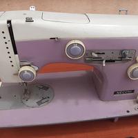 Macchina da cucire vintage Necchi