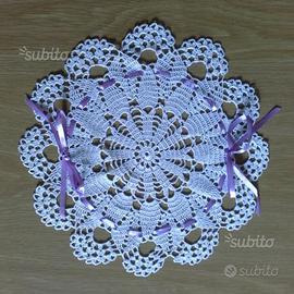 Centrino di cotone bianco all'uncinetto