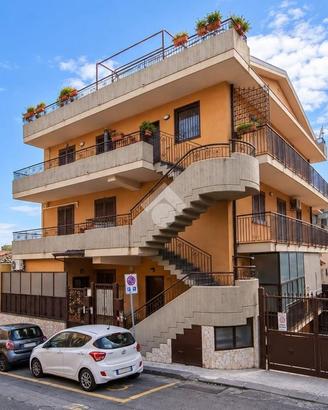 4 LOCALI A GRAVINA DI CATANIA