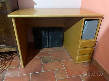 scrivania in legno