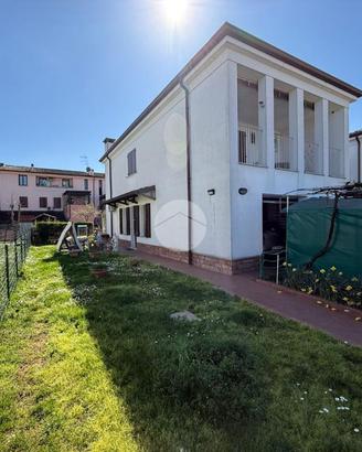 VILLA A SCHIERA D'ANGOLO A SAN GIORGIO BIGARELLO