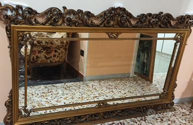 specchio con cornice in legno