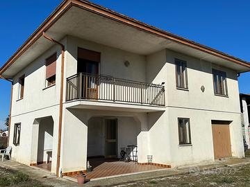 Casa singola con annessi rustici e campi