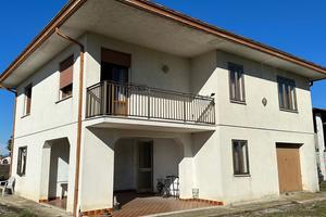 Casa singola con annessi rustici e campi