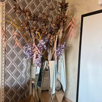 Tre vasi a specchio piu fiori decorativi