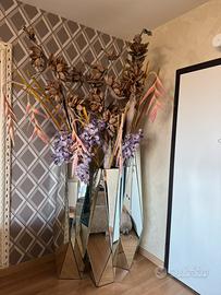 Tre vasi a specchio piu fiori decorativi