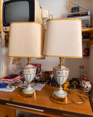Coppia di eleganti lampade da tavolo in ceramica