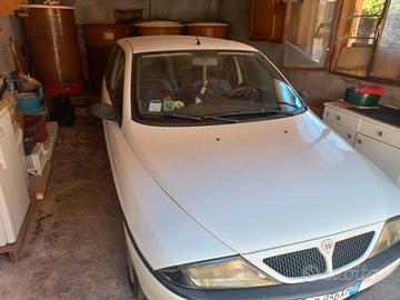 auto lancia ypsilon 