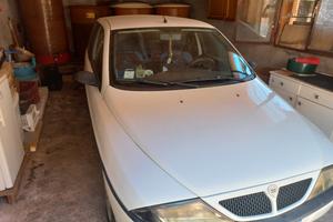 auto lancia ypsilon 