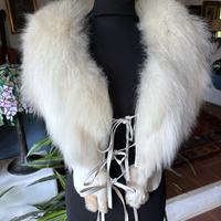 corpetto in pelle con collo di volpe