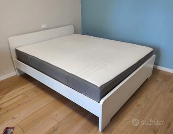 Letto matrimoniale con doghe e materasso
