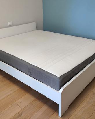 Letto matrimoniale con doghe e materasso