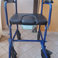 Sedia comoda con ruote e foro per igiene disabili