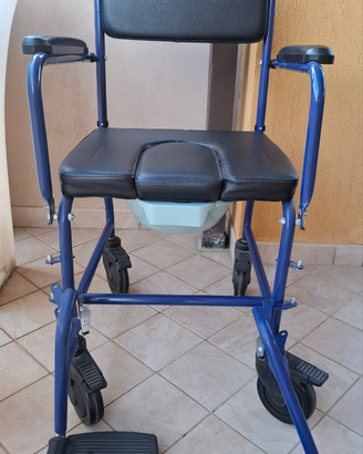 Sedia comoda con ruote e foro per igiene disabili