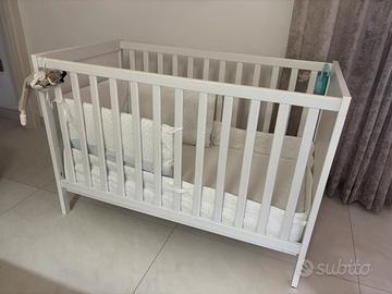 Lettino/culla bianco.