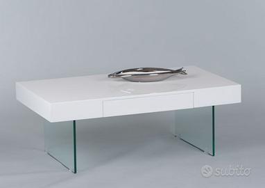 Tavolo bianco con cassetto.