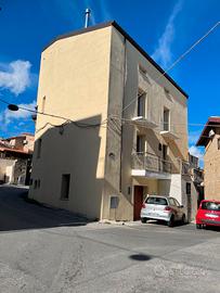 Cotronei: intero edificio 342 m², 4 livelli