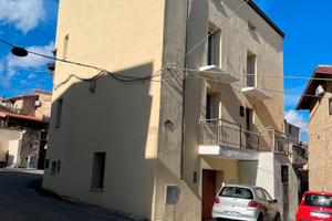 Cotronei: intero edificio 342 m², 4 livelli