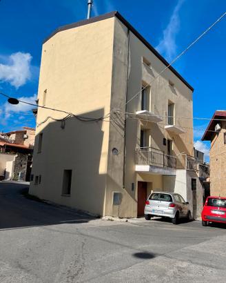 Cotronei: intero edificio 342 m², 4 livelli