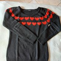 maglioncino nero con cuori rossi
