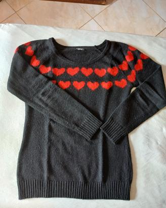 maglioncino nero con cuori rossi