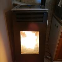 Stufa a pellet con aspiracenere e tubi