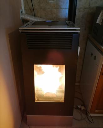 Stufa a pellet con aspiracenere e tubi