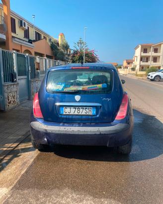 Lancia Y diesel del 2006 con 238.000 km.