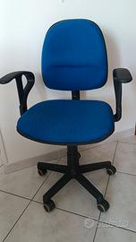 SEDIA DA UFFICIO GIREVOLE BLU CON BRACCIOLI