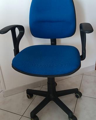 SEDIA DA UFFICIO GIREVOLE BLU CON BRACCIOLI
