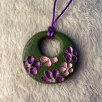 Collana verde con fiori rosa e viola in argilla