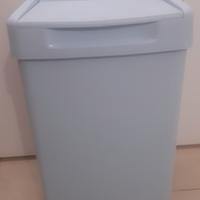 cesta portabiancheria azzurra in plastica