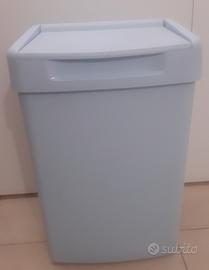 cesta portabiancheria azzurra in plastica