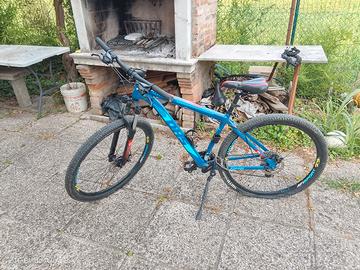 Mountain bike blu taglia gomme 29 in perfette 