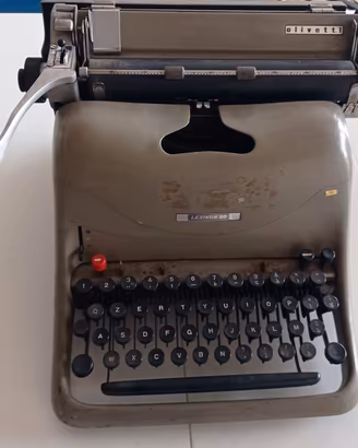 macchina da scrivere olivetti