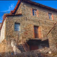 Caratteristica casetta in sasso - lunigiana