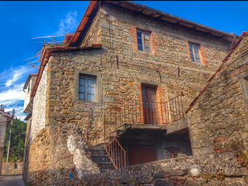 Caratteristica casetta in sasso - lunigiana