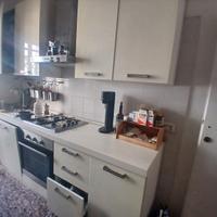 Cucina lineare tavolo di design e libreria