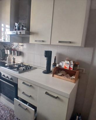 Cucina lineare tavolo di design e libreria