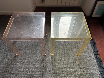 Coppia di tavolini in plexiglass colorato