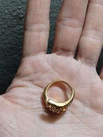 Anello color oro intrecciato con brillantini 