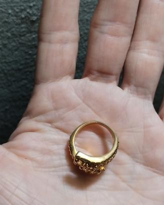 Anello color oro intrecciato con brillantini 
