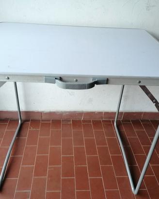 Tavolo, sedie 
