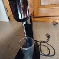 trita ghiaccio e shakerare  caffè 