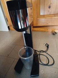 trita ghiaccio e shakerare  caffè 