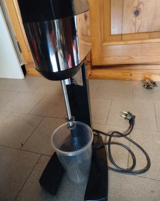 trita ghiaccio e shakerare  caffè 