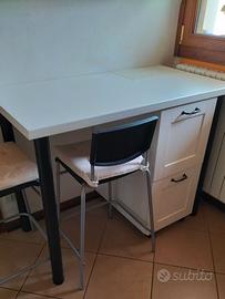 Tavolo sgabelli e cassettiera