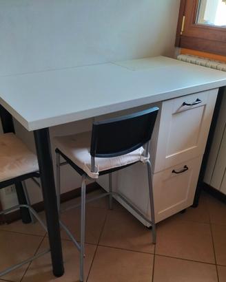 Tavolo sgabelli e cassettiera
