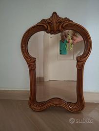 coppia di specchi con cornice decorata