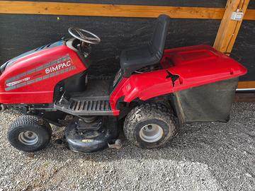 Trattorino tagliaerba con raccolta